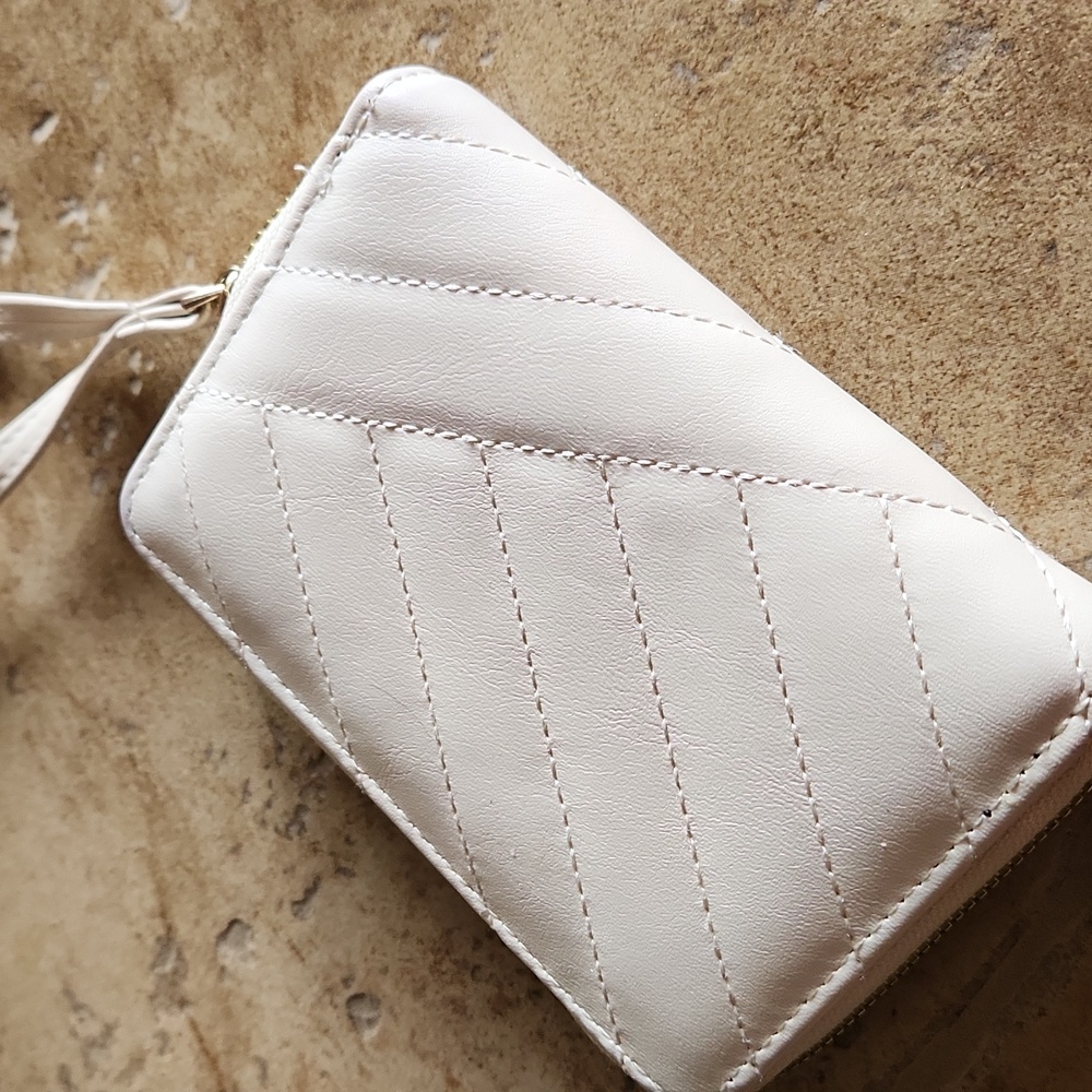 Cream quilted wristlet with leopard attachment - Picture 3 of 9